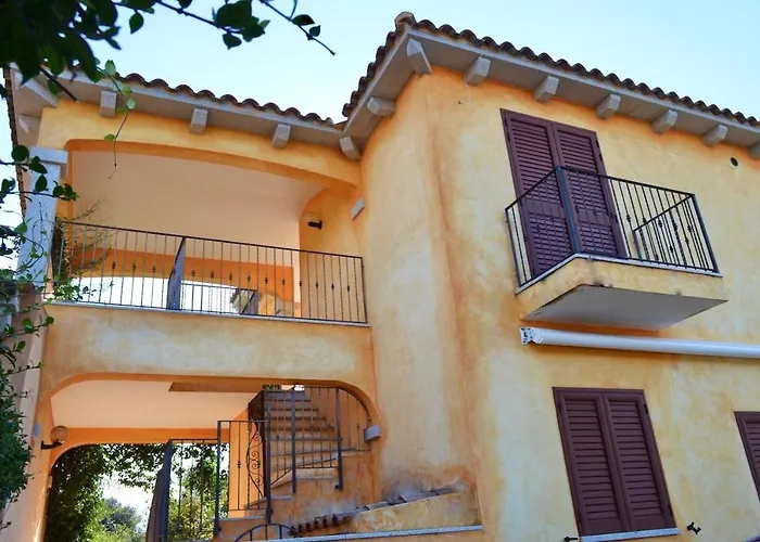 Iss Travel, Ponderosa Terrace - Centrally Located 2-bedroom With Aircondition Apartment